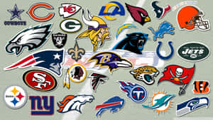 在足球場背景上的NFL球隊標誌集合。
