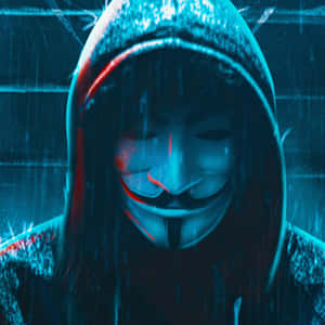 霓虹燈下戴著蓋伊·福克斯面具的雨中匿名人物