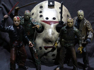 四個 Jason Voorhees 動作人偶，拿著刀和面具，圍繞一個巨大的曲棍球面具。