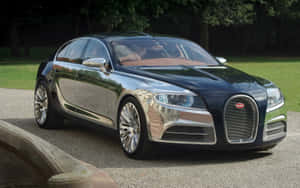 黑色Bugatti Grand Sport Vitesse停泊在碎石上，背景有綠草和樹木。 — 汽車 壁紙