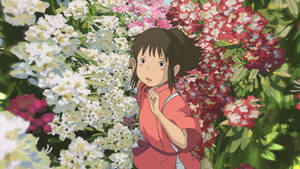 一位身穿紅色和服的年輕女孩被花園中盛開的花朵環繞。