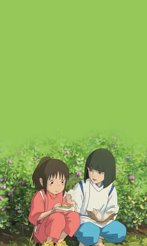 兩個動漫女孩坐在長滿紫色花朵的草地上。