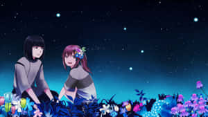 兩個動漫女孩坐在星空下發光的花田裡。