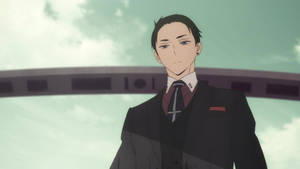 動漫男子穿著正式西裝站在彎曲結構下，綠色天空背景
