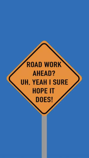 一個黃色菱形道路工程標誌，帶有諷刺文字：「前面有道路工程？嗯，是的，我當然希望如此！」
