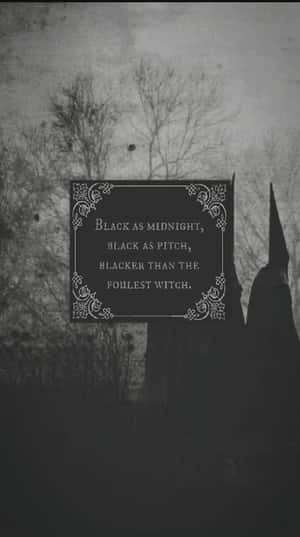 霧氣瀰漫的墓地中的女巫剪影，以及用華麗白色邊框框住的語錄。 — 巫師 壁紙