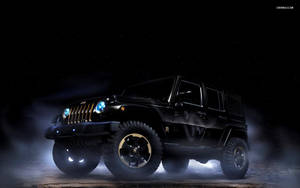 黑色Jeep Wrangler在霧夜中帶有發光頭燈
