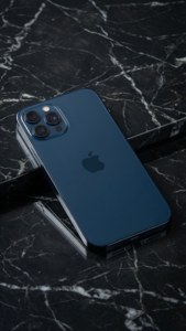 黑色大理石表面上的藍色iPhone