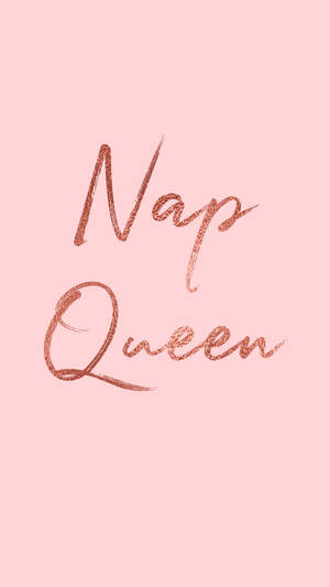 柔和粉紅色背景上寫住Nap Queen嘅玫瑰金閃粉文字。