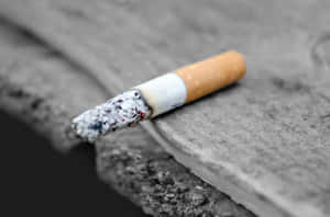 燒過的香煙在混凝土邊緣上，景深較淺 — 壁爐 壁紙