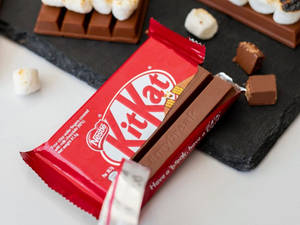 KitKat朱古力條配棉花糖喺石板上。 — 糖果 GIF 壁紙