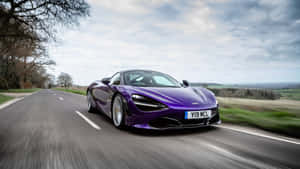 紫色McLaren 720S在鄉村道路上疾馳，背景模糊。