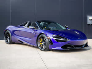 帶有黃色制動卡鉗的紫色McLaren 720S Spider敞篷車停放在戶外。