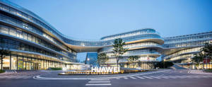 華為企業園區在黃昏時分，現代建築燈光璀璨。 — Huawei 壁紙