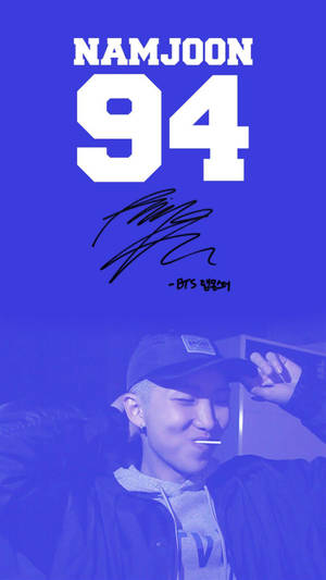 Namjoon微笑抽煙，藍色調肖像，附有「NAMJOON 94」文字。 — 火影忍者海報 壁紙