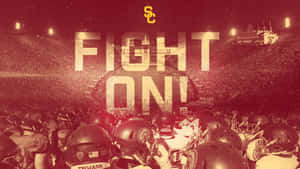 夜晚在球場上「FIGHT ON!」文字下聚集的足球球員。