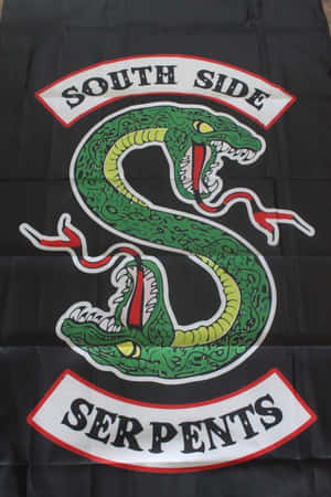 黑色旗幟上有一條綠色蛇形成S形，並有文字South Side Serpents。