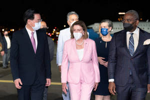 一群戴著口罩、身穿西裝的官員在夜間行走在機場停機坪上。 — 政治 壁紙