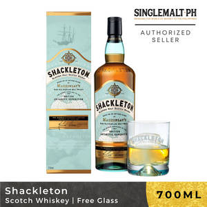 Shackleton蘇格蘭威士忌瓶連盒子和玻璃杯在白色背景上。