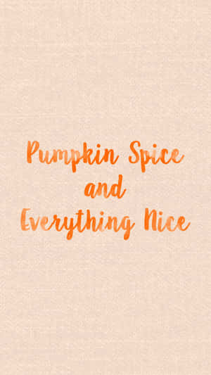 橙色手寫文字 pumpkin spice and everything nice 在米色紋理背景上
