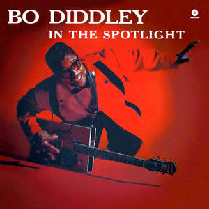 Bo Diddley 在紅色聚光燈下彈結他，上方有文字 — 美學波希米亞動態圖 壁紙