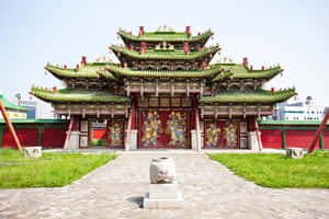 傳統中國寺廟，綠色屋頂和紅色柱子，前景有石獅雕像。