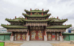 宏偉的傳統中式寺廟，綠色屋頂和紅色門上繪有神明壁畫。
