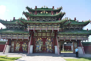 宏偉華麗的中國寺廟大門，帶有守護神壁畫和綠色屋頂。