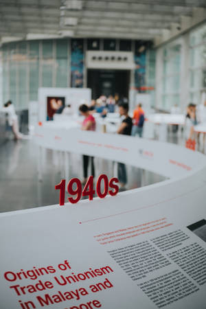 博物館展覽面板，展示1940年代馬來亞和新加坡工會主義的起源。 — 旅行 壁紙