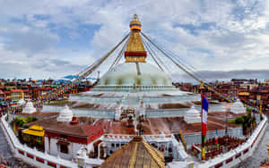 加德滿都的博大哈佛塔，經幡和周圍建築，在多雲的天空下。