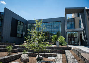 現代大學建築，石頭花園和玻璃窗，在陽光明媚的日子。