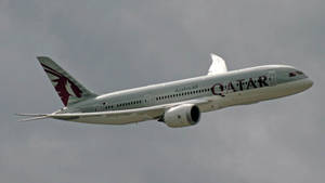 卡塔爾航空飛機在多雲天空中飛行