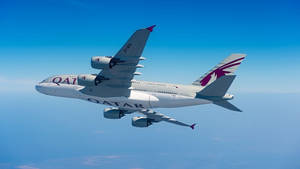 卡塔爾航空A380飛機在清澈藍天中高飛。