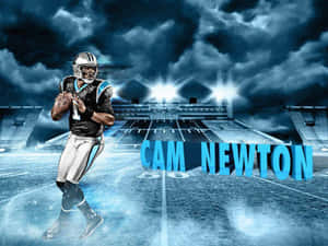 身穿球衣的美式足球員Cam Newton在明亮的球場燈光下，以暴風雨的天空為背景站在球場上。