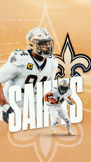 新奧爾良聖徒隊美式足球員在球隊標誌後帶球奔跑。