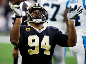 NFL 94號球員在足球場上舉手慶祝。