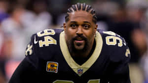 NFL美式足球員身穿黑金色球衣背號94在比賽中。
