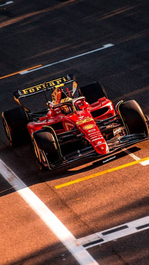 紅色法拉利F1賽車在日落時分的賽道上飛馳。