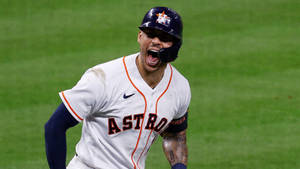 棒球手在夜間球場慶祝勝利