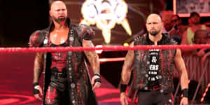 兩名紋身摔角手身穿尖刺裝備站在摔角擂台上。 — WWE GIF 壁紙