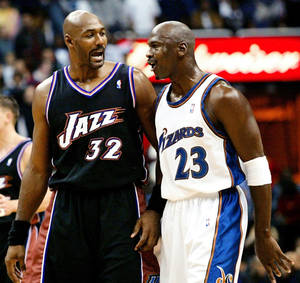 兩位NBA籃球運動員在球場上比賽期間激烈交談。