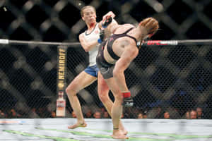兩名女子MMA拳手在激烈的八角籠比賽中對戰。