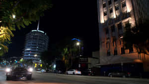 夜間 Capitol Records 大樓附近城市街道上的老爺車。 — 夜晚 GIF 壁紙