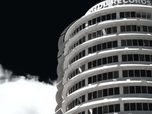 Capitol Records大樓，高對比度黑白，帶雲 — 黑白 壁紙