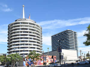 洛杉磯的 Capitol Records 大樓，清澈藍天和周圍的城市景觀。 — 天空 壁紙