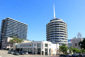 荷里活的 Capitol Records 大樓，棕櫚樹和城市交通，晴朗的藍天。 — 天空 壁紙