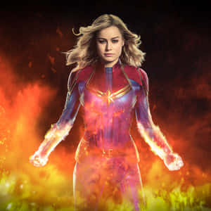 Captain Marvel 喺烈火風暴中散發能量光芒。