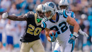 NFL橄欖球運動員帶球奔跑，防守球員擒抱他