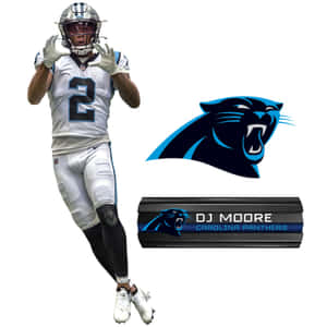 足球運動員 DJ Moore 身穿卡羅萊納黑豹隊裝備，在空中，旁邊有球隊標誌和名牌。