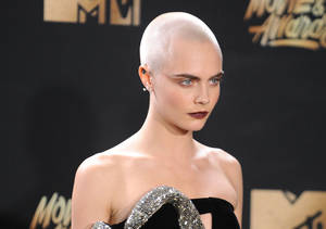 Cara Delevingne 在 MTV 電影獎上剃光頭，紅唇亮相。